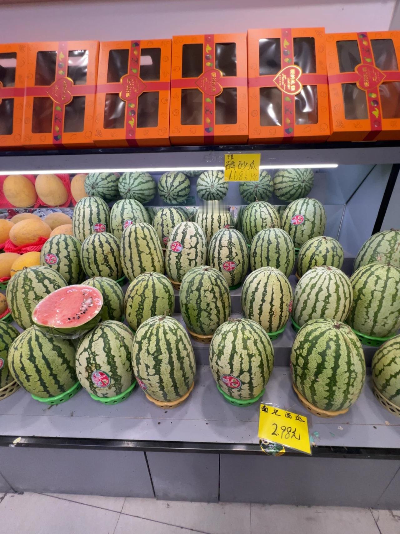 豆包会挑西瓜吗？
今天正好在水果店看到有宁夏中卫的硒砂瓜，想吃西瓜可是不会挑怎么
