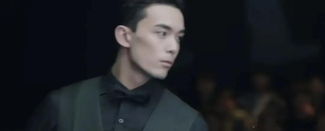 在暴雪时分演员都是科班的，演技是有保证的[允悲] ​​​