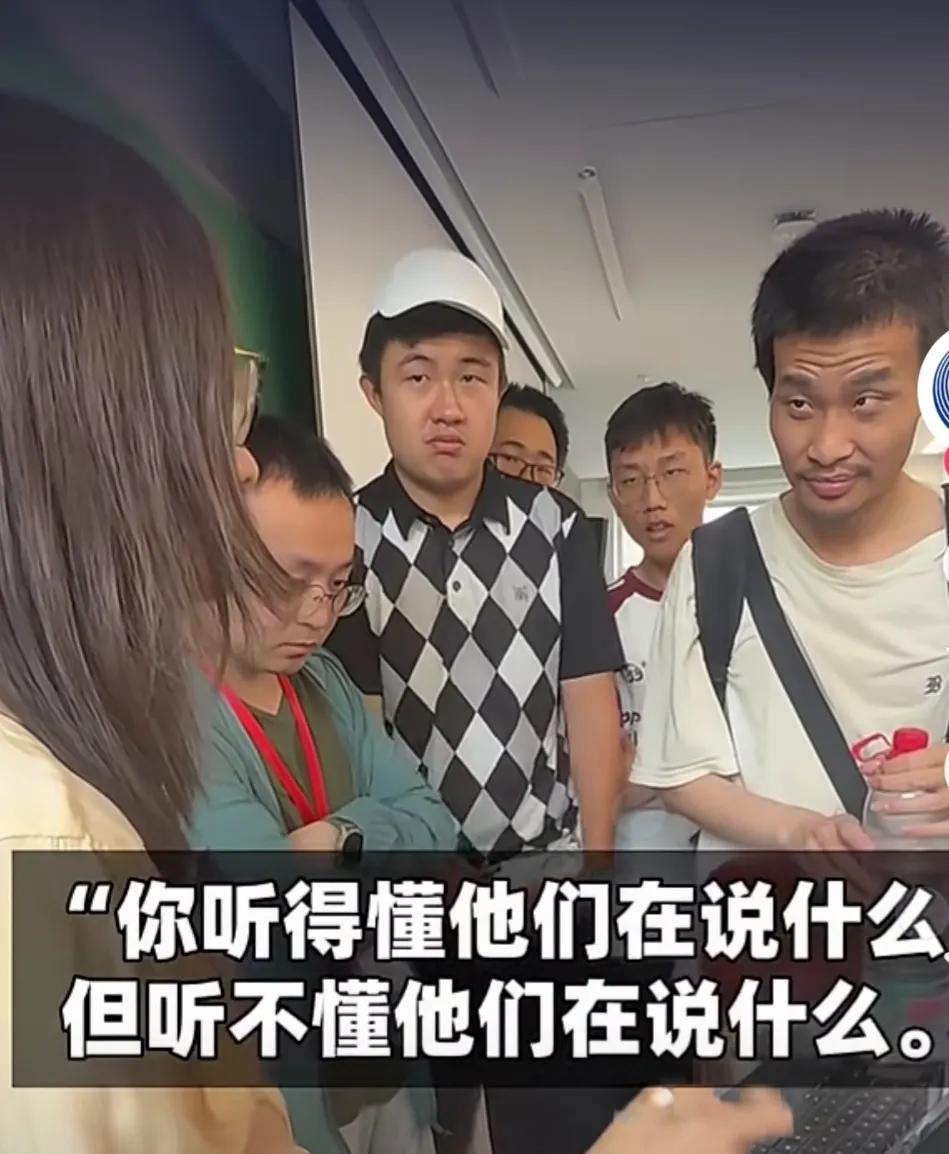 王虹回北大讲课，韦东奕秒变迷弟，坐在第一排连听3天。这种反差，引起了大家的热议。