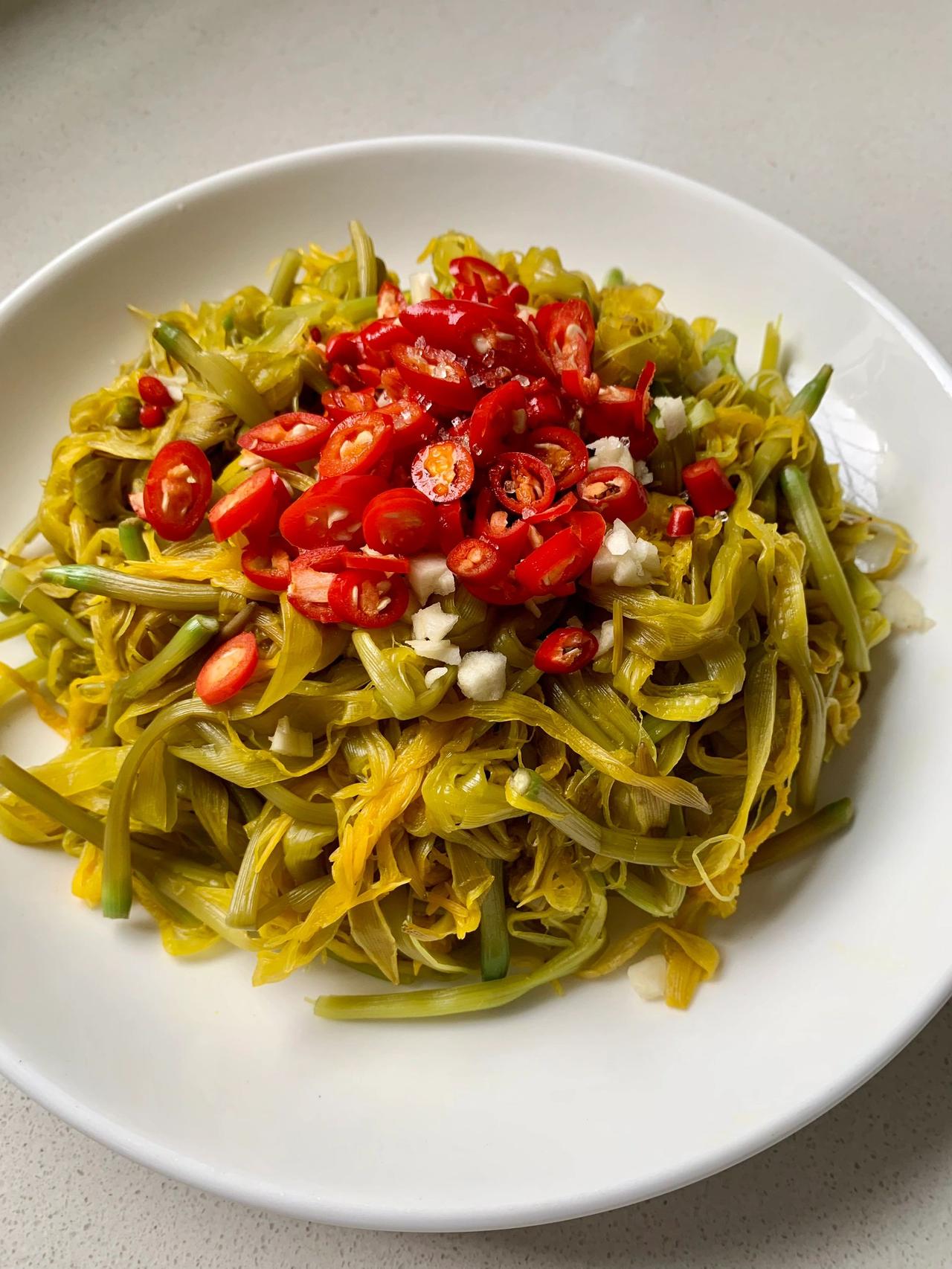 凉拌鲜黄花，人比黄花瘦，无油鲜爽清甜

市场偶遇鲜黄花，我本是想着阿姨只剩这一种