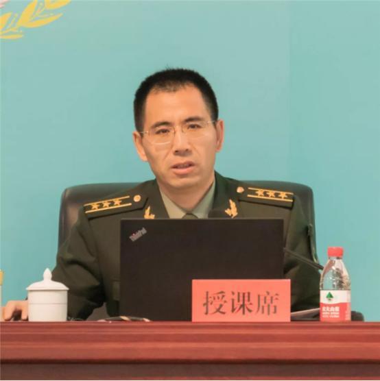 [微风]内蒙古一光棍收养两个月大男婴，含辛茹苦把他养大。40年后，男孩当上了武警
