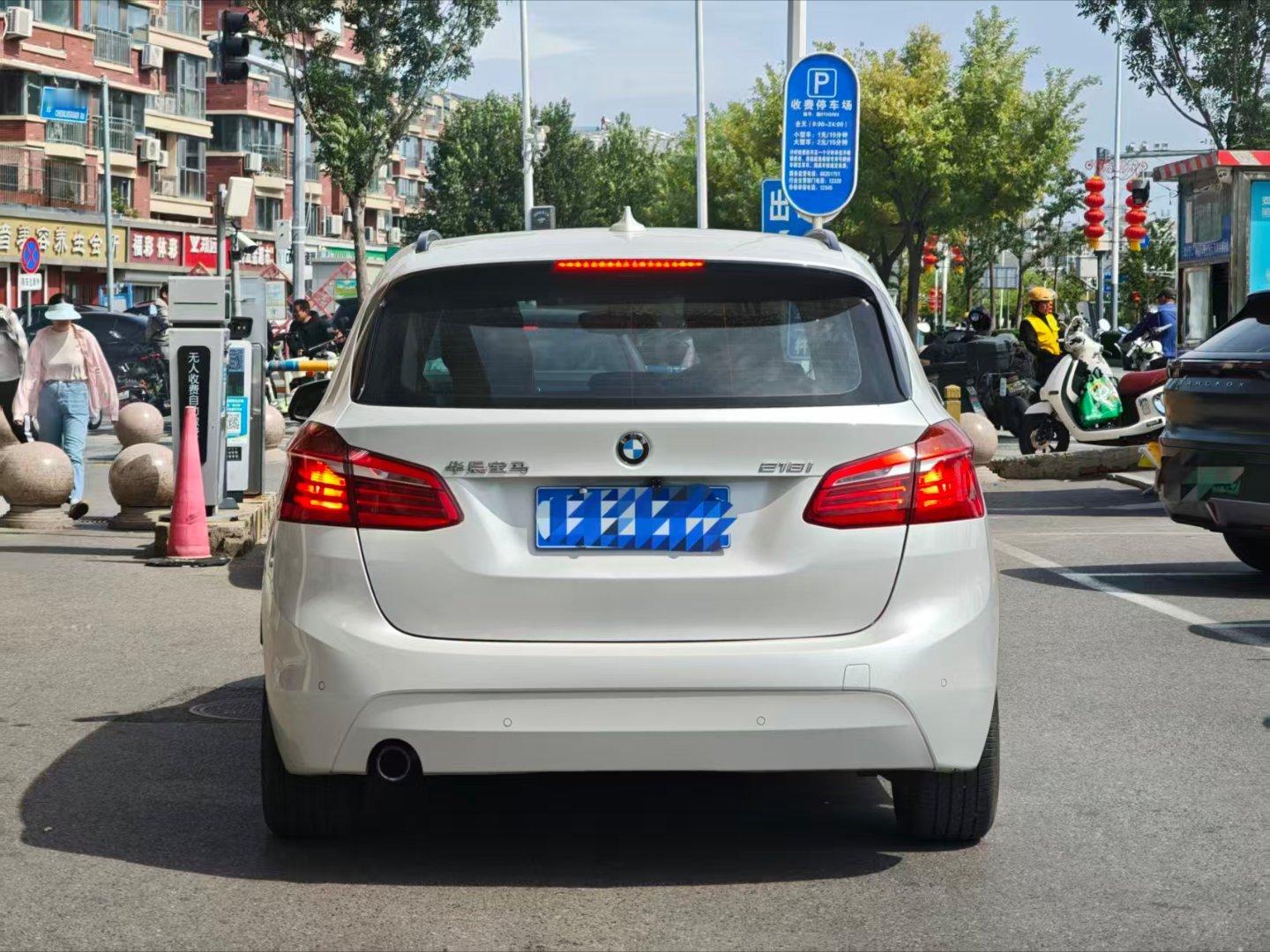 宝马2系旅行车，十年前推出，1.5T三缸+前驱被认为是“违背祖宗”。这款车当年在
