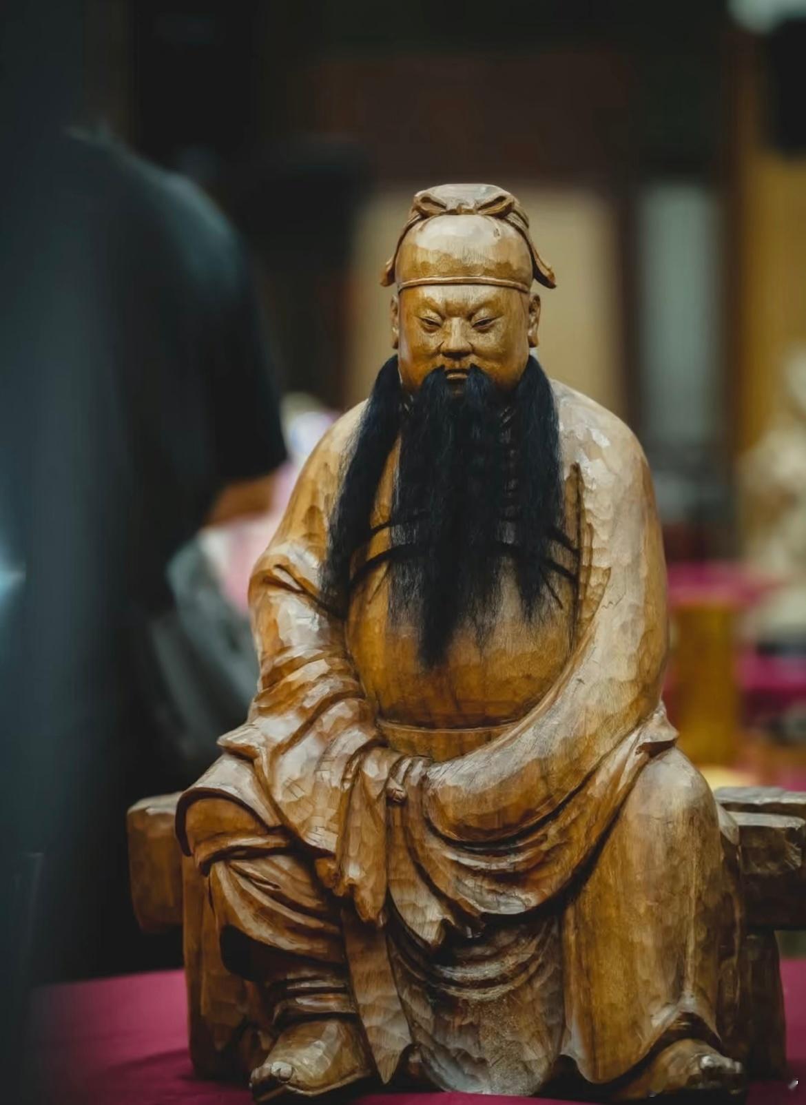 人这一生，走过红尘喧嚣，历经世事浮沉。渐渐才懂得：人生所有的美好，终是向内而生；