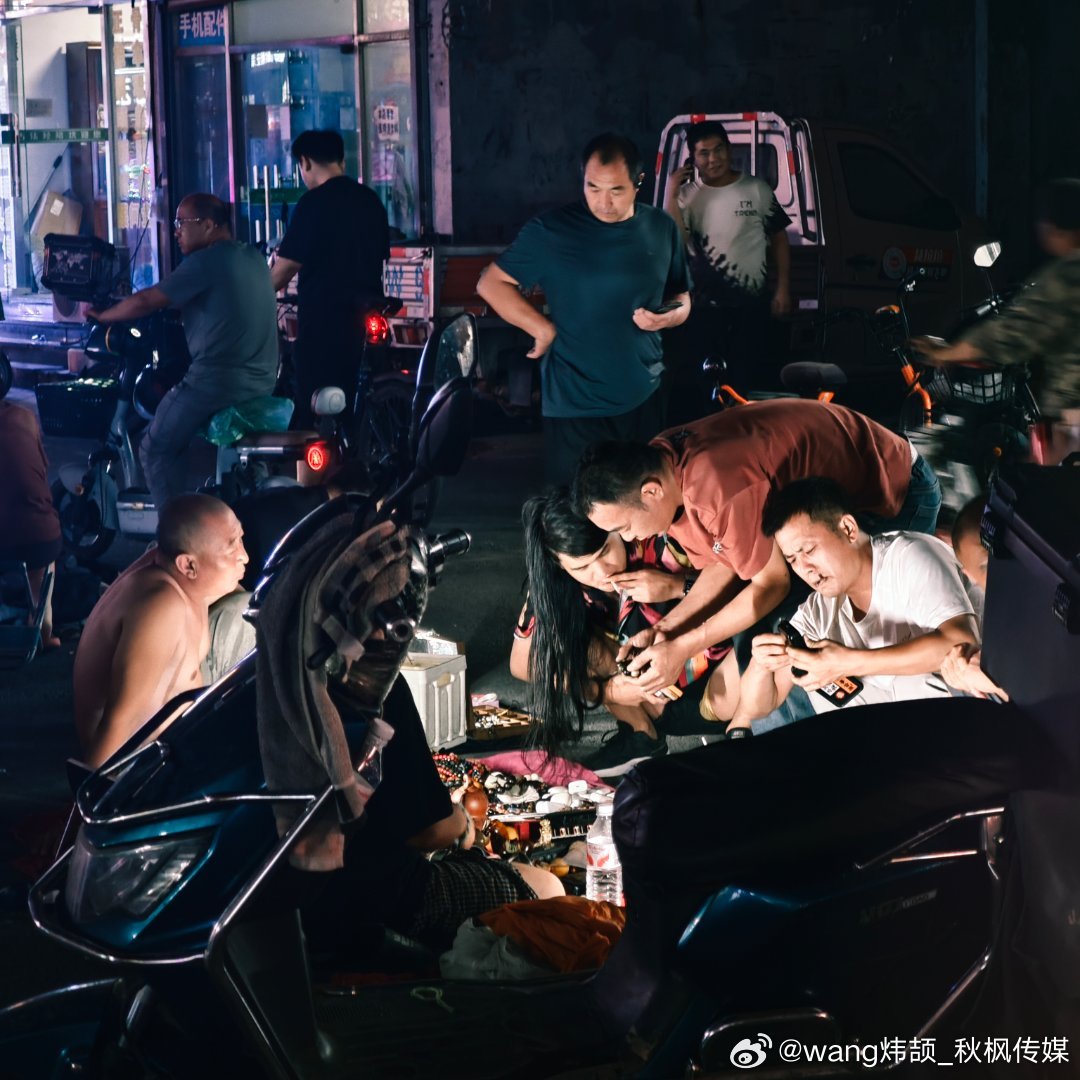秋枫传媒北京身边事小米手机 北京，唱着一首漂泊的歌。 北京·马驹桥商业街公交站