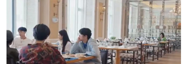 #李雪琴在十天被孤立#大家坐在一起研究讨论，但是雪琴过来以后就立马噤声了，雪琴当