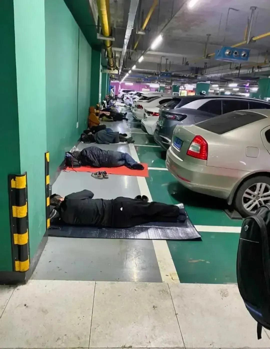 这么多人躺在地库睡觉见过吗？
发生什么事了？而且都躺在自家车辆的后面是有啥原因吗