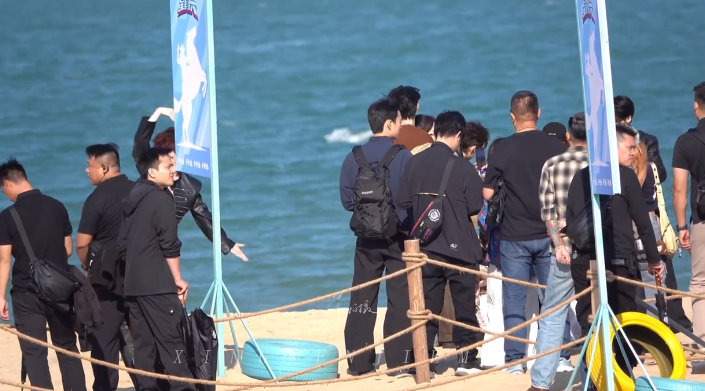 丁程鑫冲刺式比心 你好星期六 你好星期六全员团建路透 海口团建超精彩！小丁合照时