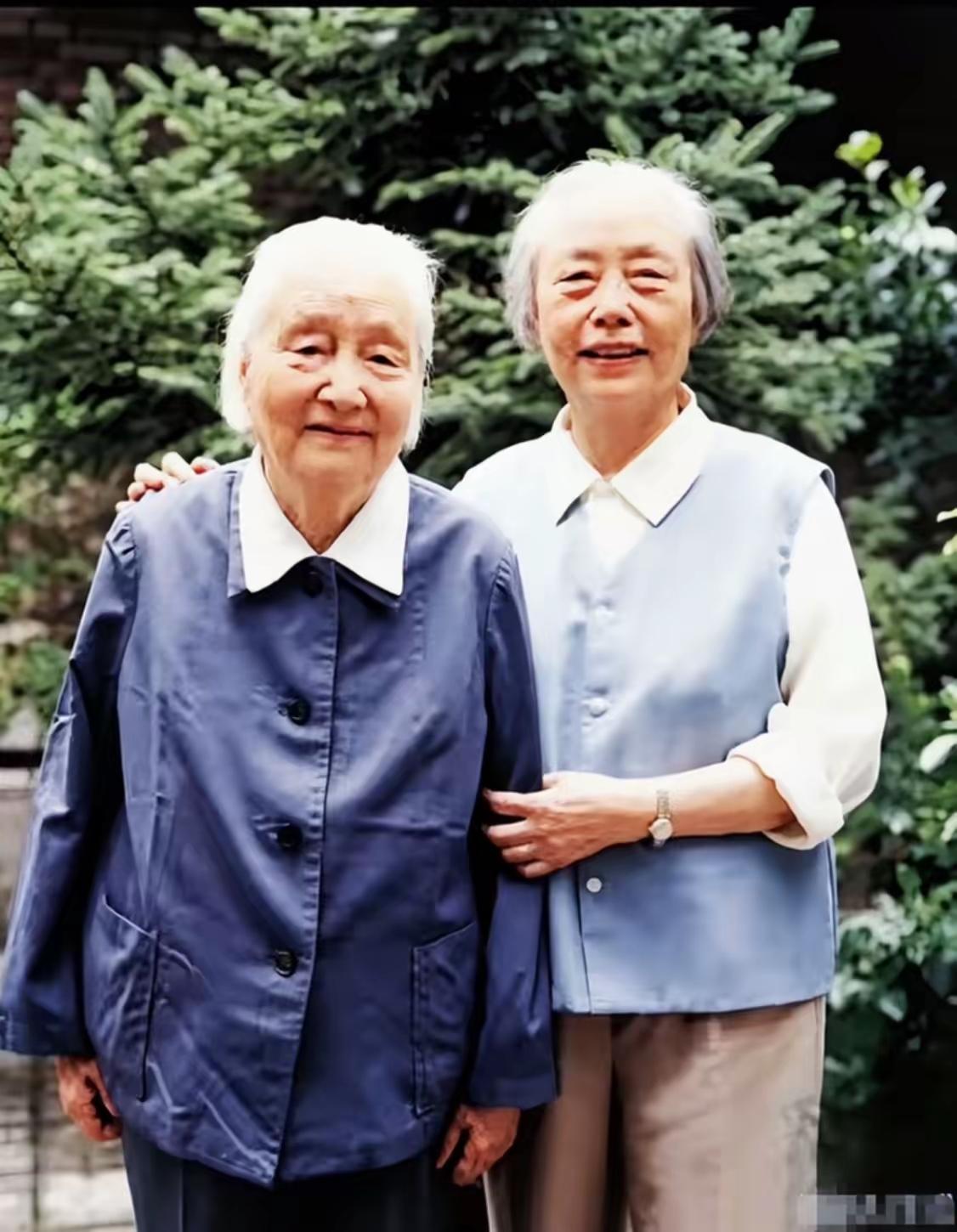 这是蹇先任与蹇先佛姐妹二人晚年的合影，姐妹二人，一位嫁给了开国元帅、一位嫁给了开