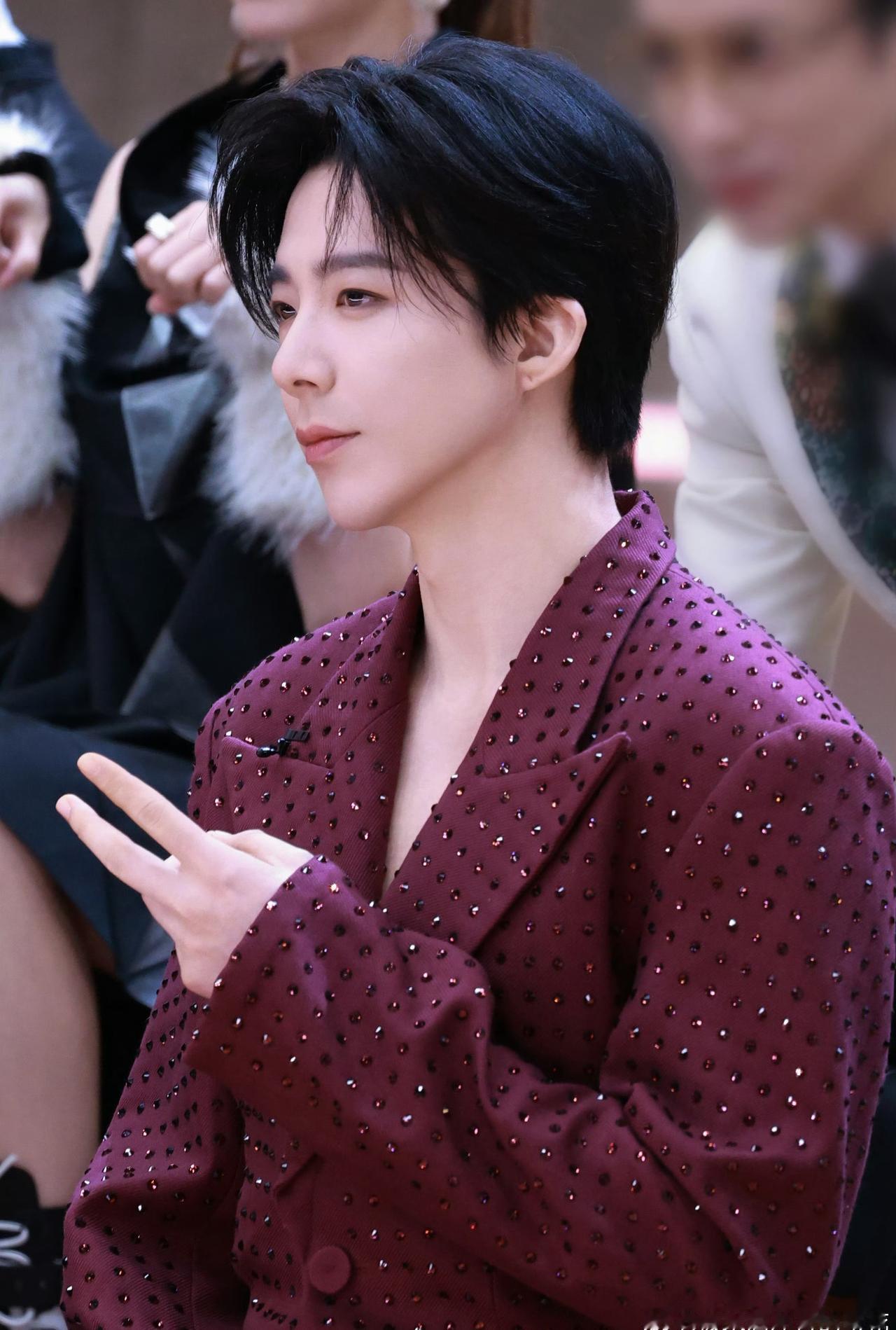 摩登兄弟刘宇宁音乐缘计划 
谁能拒绝酒红西装+黑框眼镜的刘宇宁啊，每一个模样都充