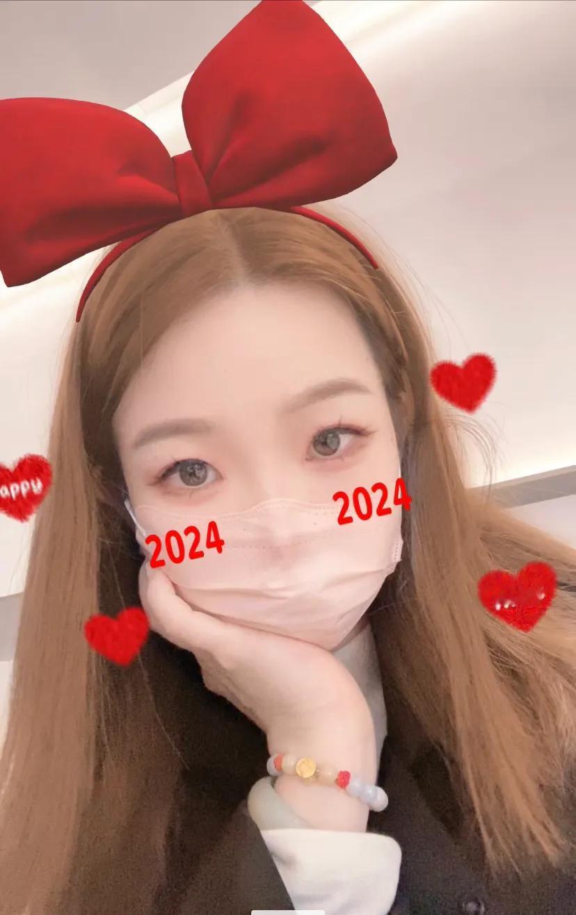 时间过得好快啊，转眼2024了
      去年四月份来到这个品牌，认识了几个很