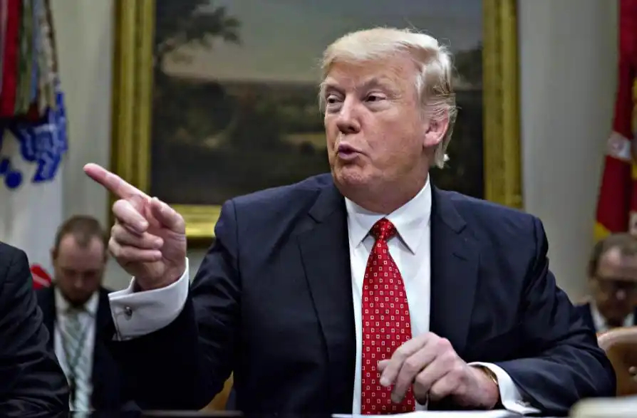 特朗普因格陵兰岛向欧洲8国加税 特朗普这“格陵兰岛关税”大招可真够狠的——想让欧