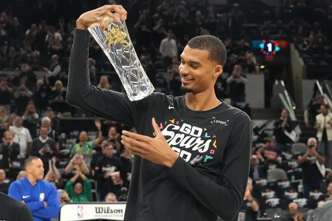 马刺球星文班亚马荣膺本赛季常规赛最佳防守球员。帕金斯在《Road Trippin