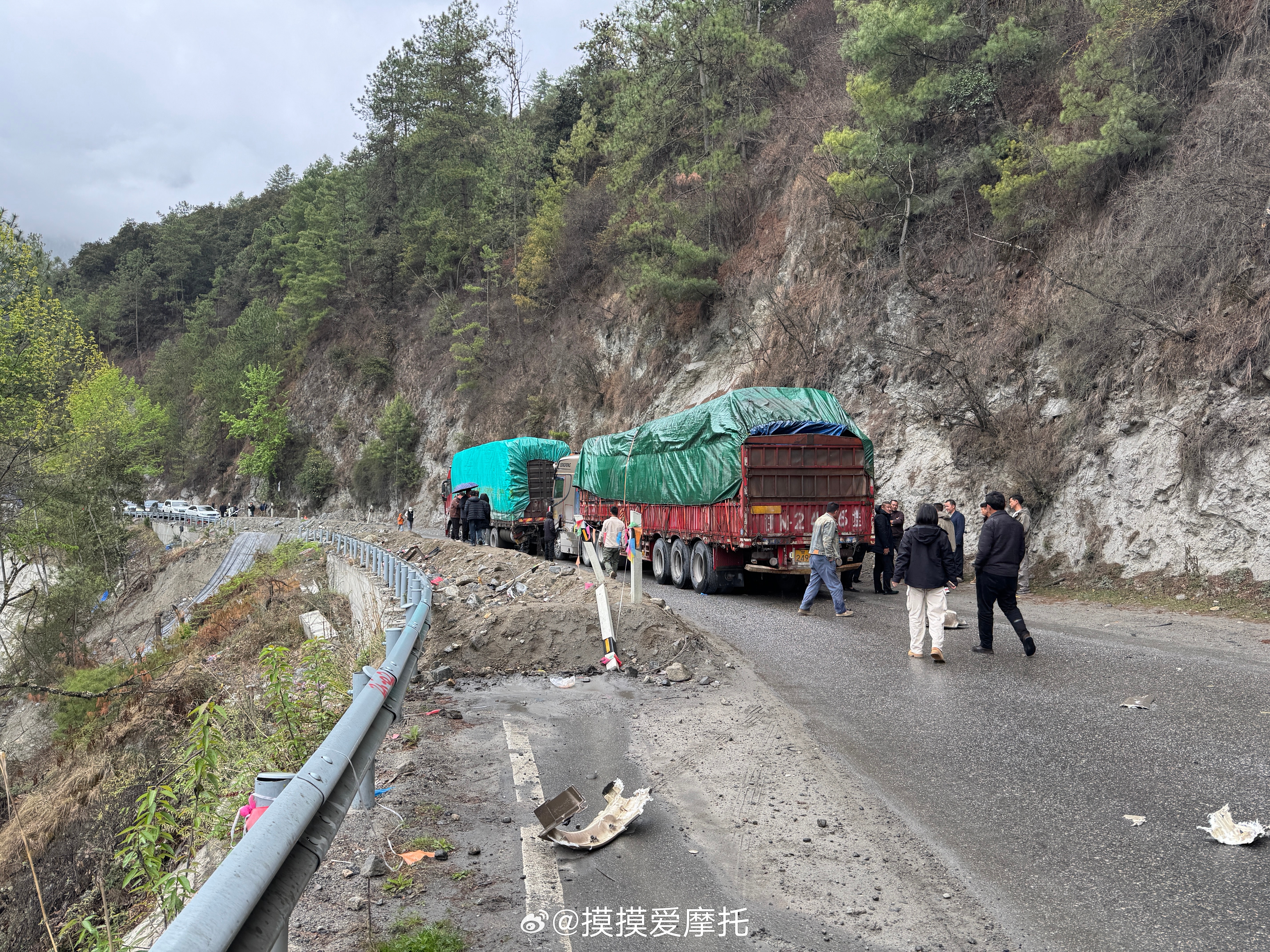 和摸摸去摩旅 要堵一会儿去了，但还好偶遇了熟人，可以吹牛打发时间😃本田xl75