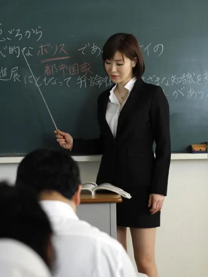 日本将高考中最高的学分段考生招入师范学院，成为教师后备力量。
从事公立教育的日本