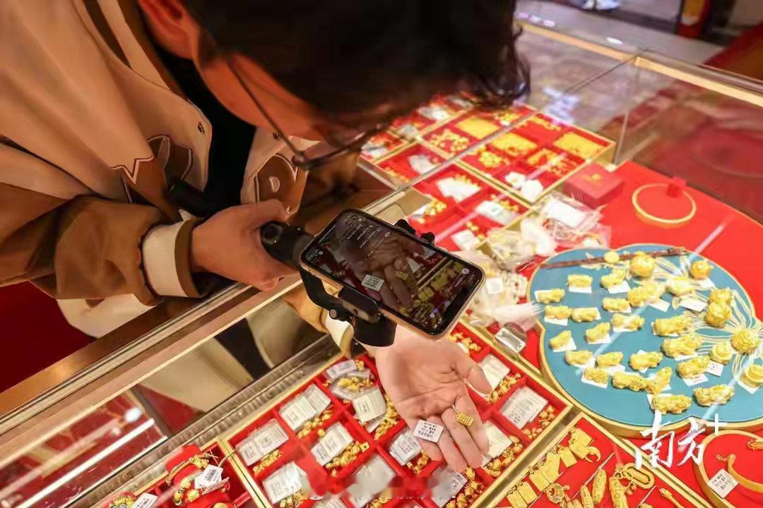 金银价格直线跳水突发！贵金属市场盘中直线下挫，现货黄金、白银同步跳水，多头获利了