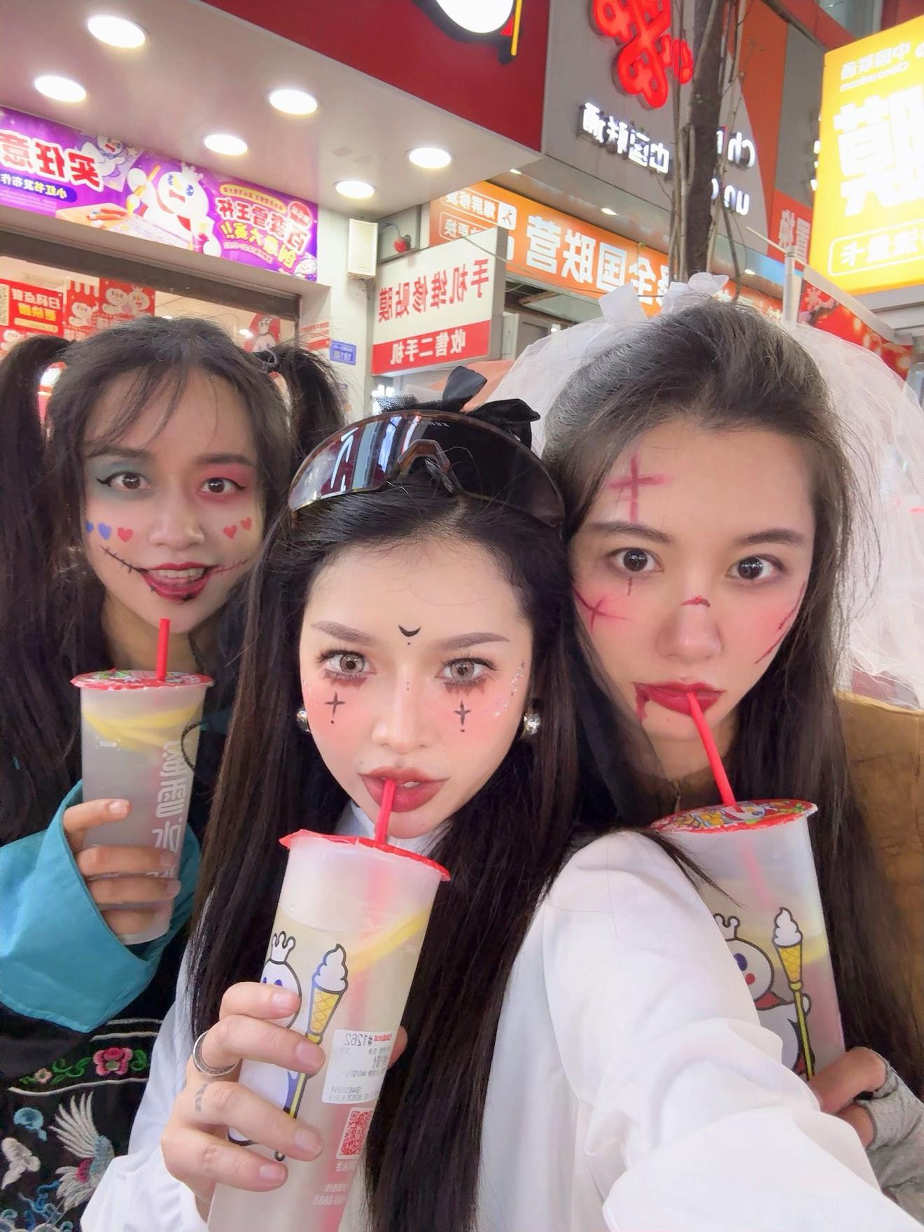 出来“鬼混”啦！