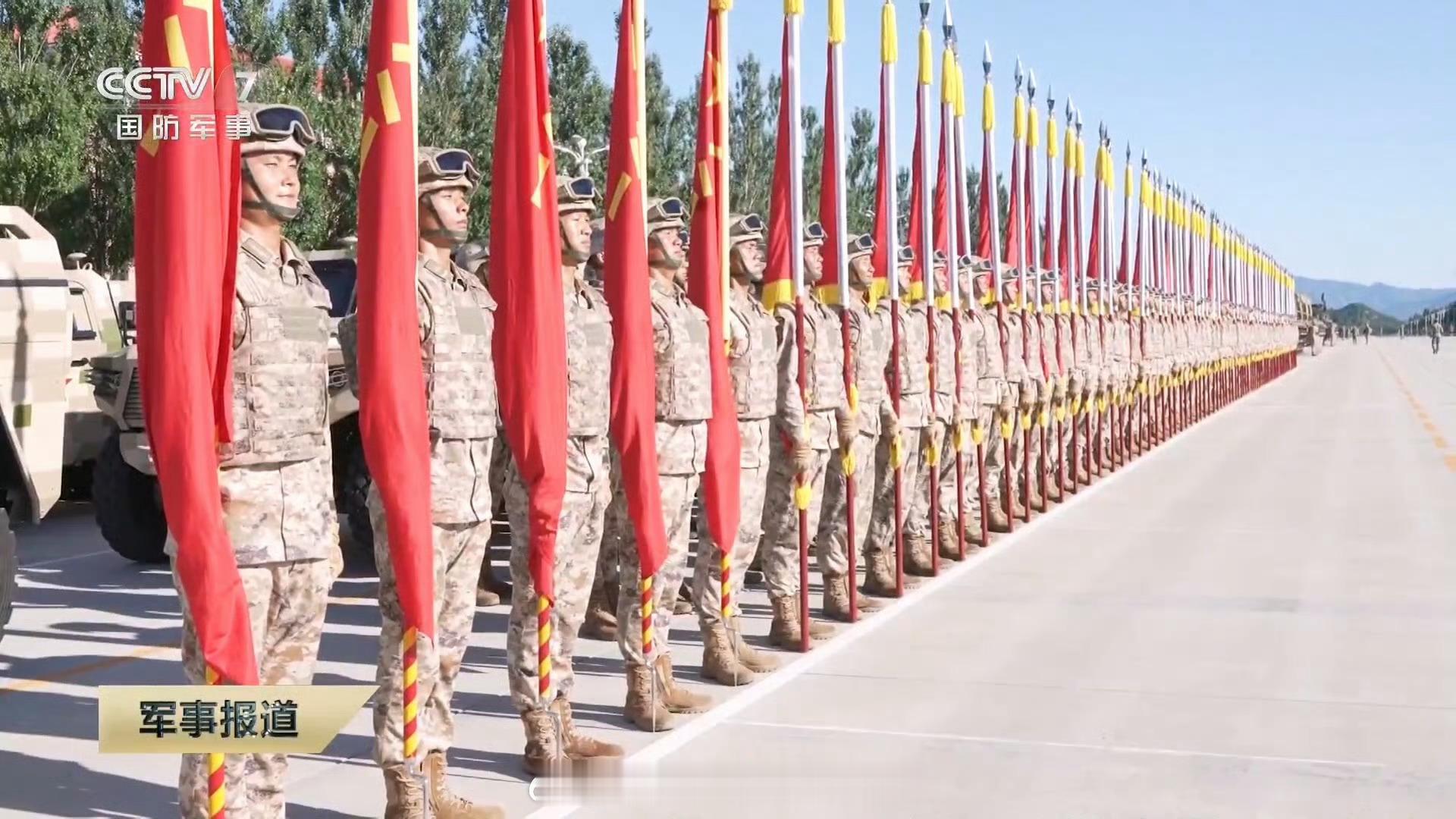 为什么战旗美如画。英雄的鲜血染红了他！今年阅兵由全军抗日时期的荣誉功勋部队组成的