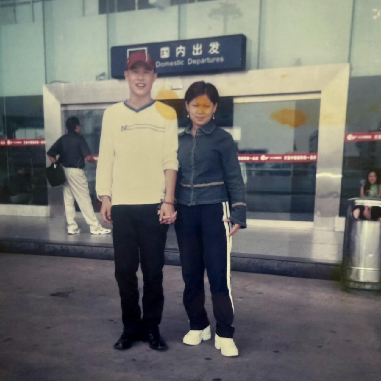小沈阳今天晒出了一张他和妻子沈春阳第一次做飞机时的老照片，来纪念他们结婚22周年