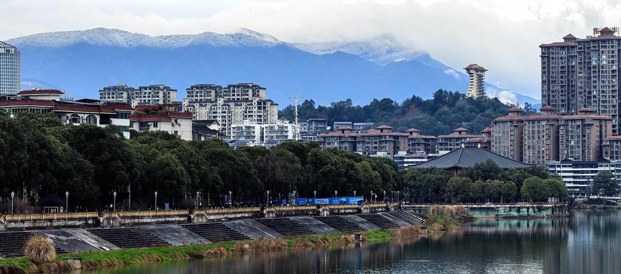 雨后的广元，惊现雪山🏔（拍摄于2025年2月24日18:00-南河老鹰嘴大桥）