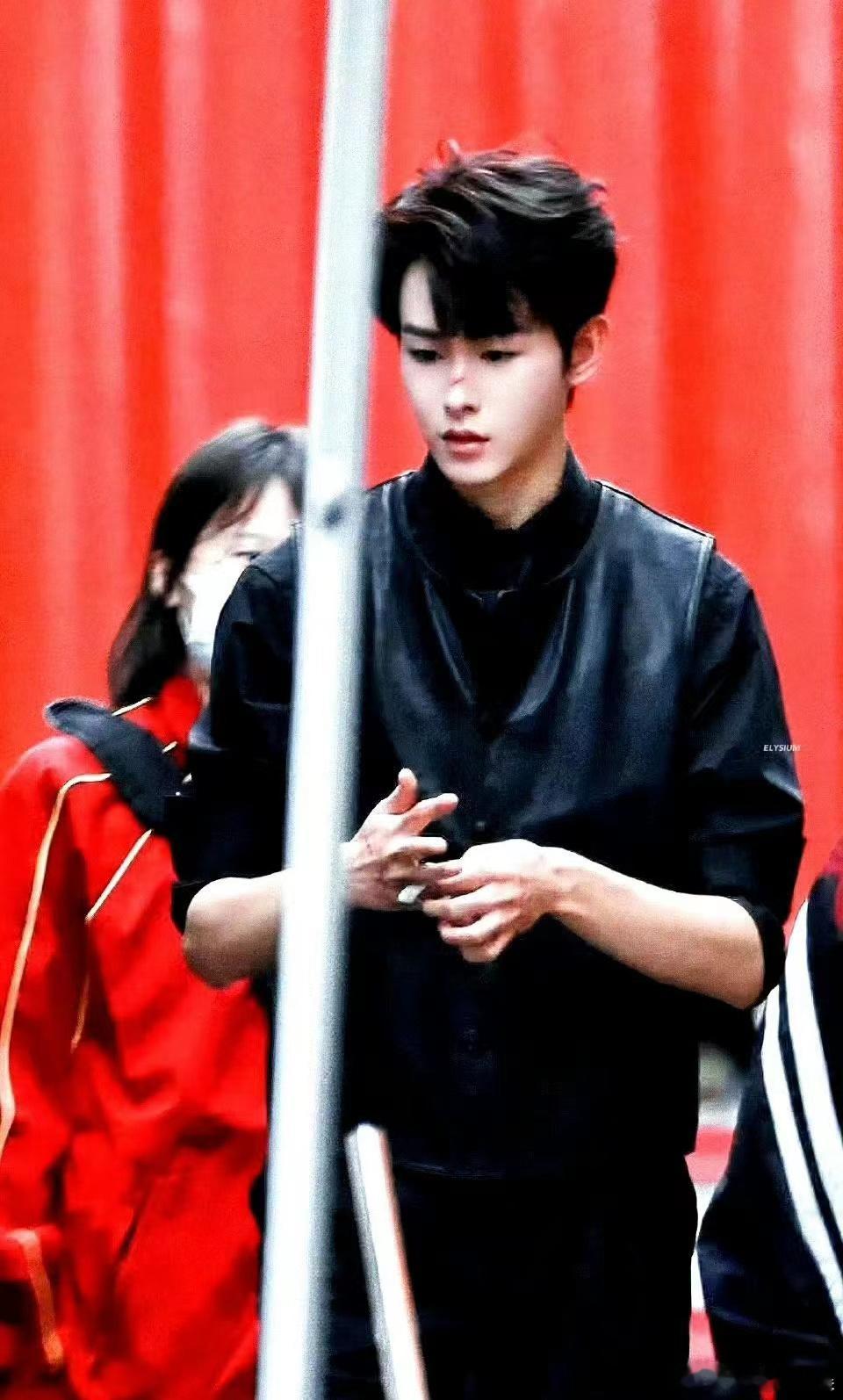 王鹤棣前不久刚发了战损妆，田嘉瑞又发了，这差距是不是有点大了？ ​​​