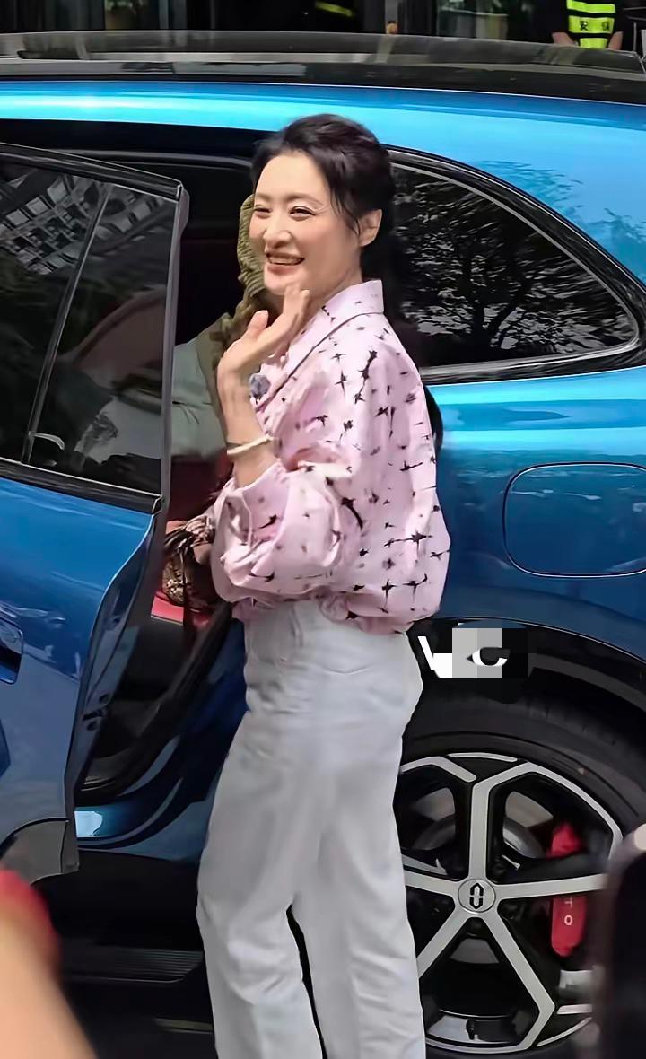 周涛58岁了，保养非常年轻