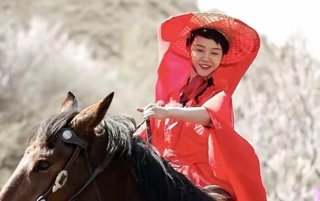 刚刚查了一下，

不查不知道，一查才发现，

贺娇龙的父母是支边知青，年轻时就从