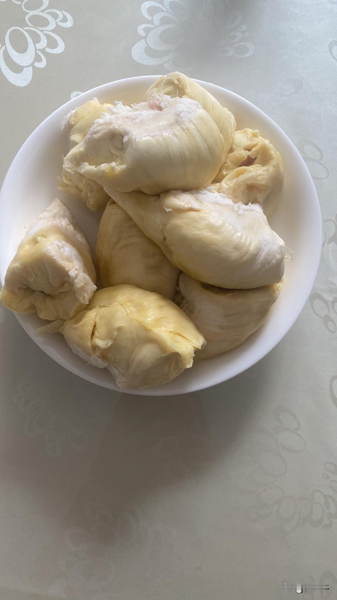 不知道有没有人和我一样，对榴莲是又爱又上头。
刚打开的时候味道直冲鼻子，闻着臭烘