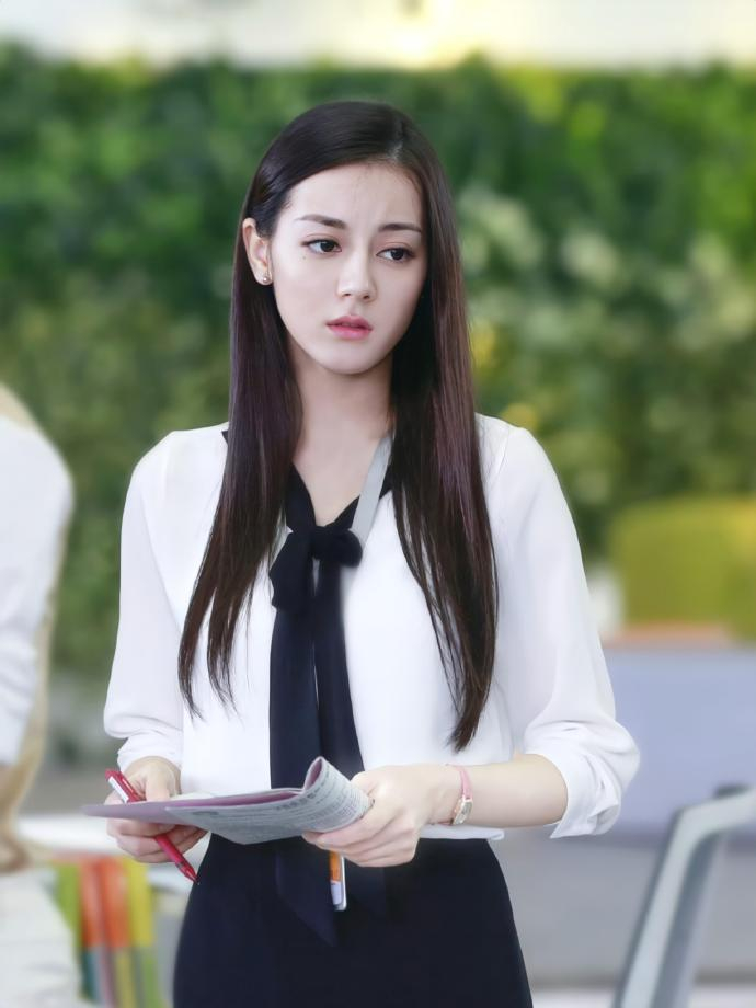 漂亮的李慧珍开播九周年迪丽热巴李慧珍九周年 由迪丽热巴主演的《漂亮的李慧珍》开播