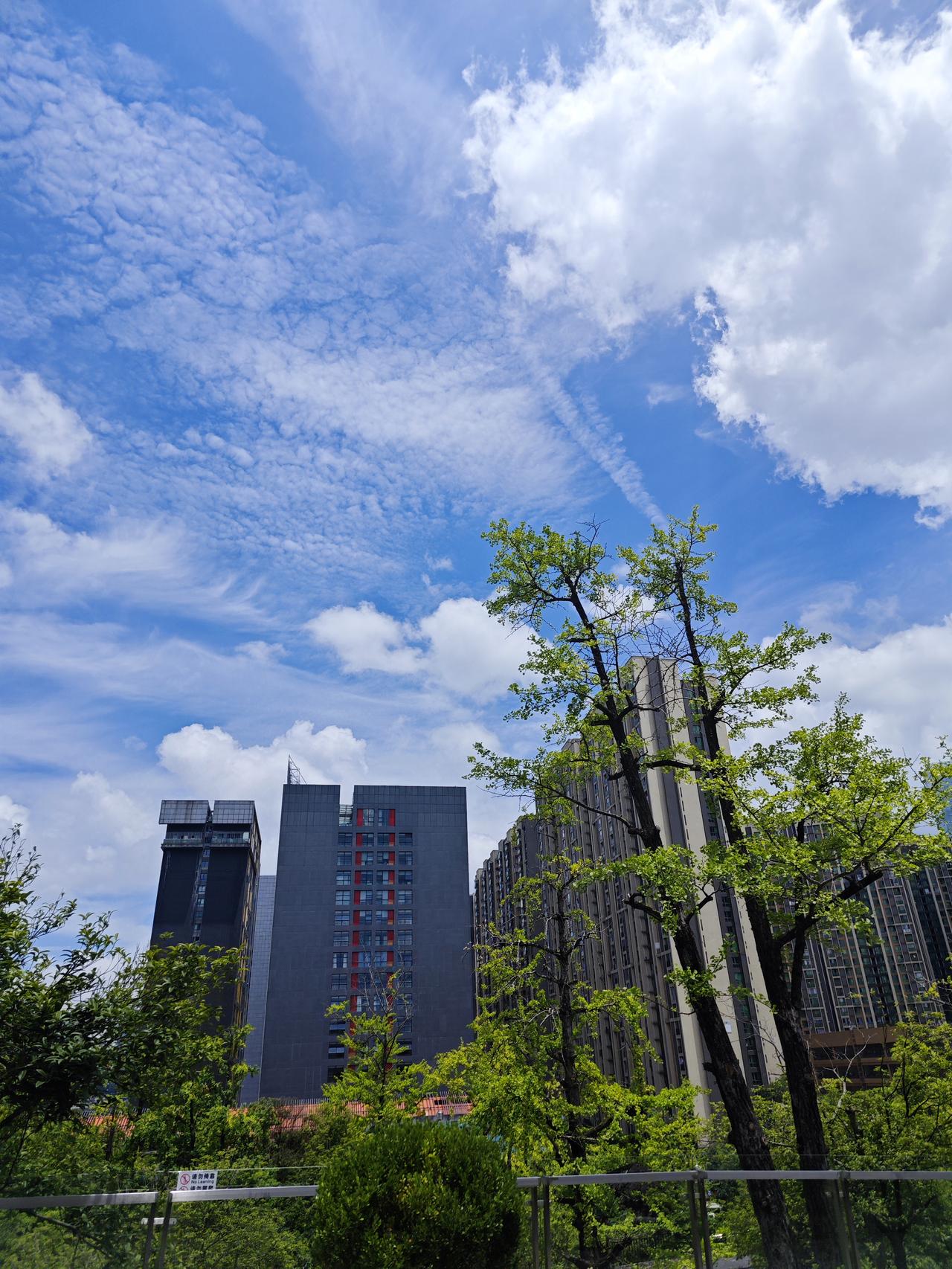 这是今天贵阳的天空，拍摄地点观山湖公园，贵阳金融城。