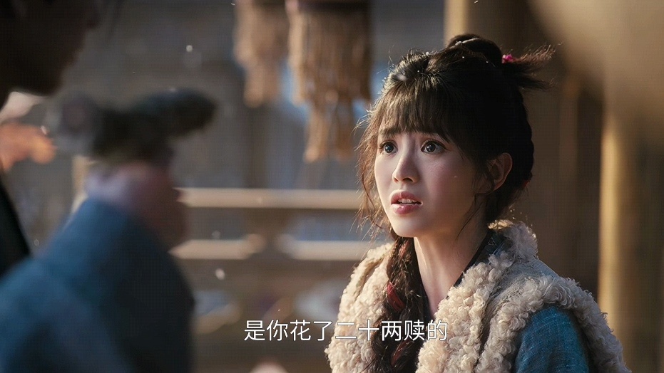 长玉头上的那根银簪子，居然是小春带彩翡翠做的！图案也不是玉兰花，是荷叶莲蓬，上面