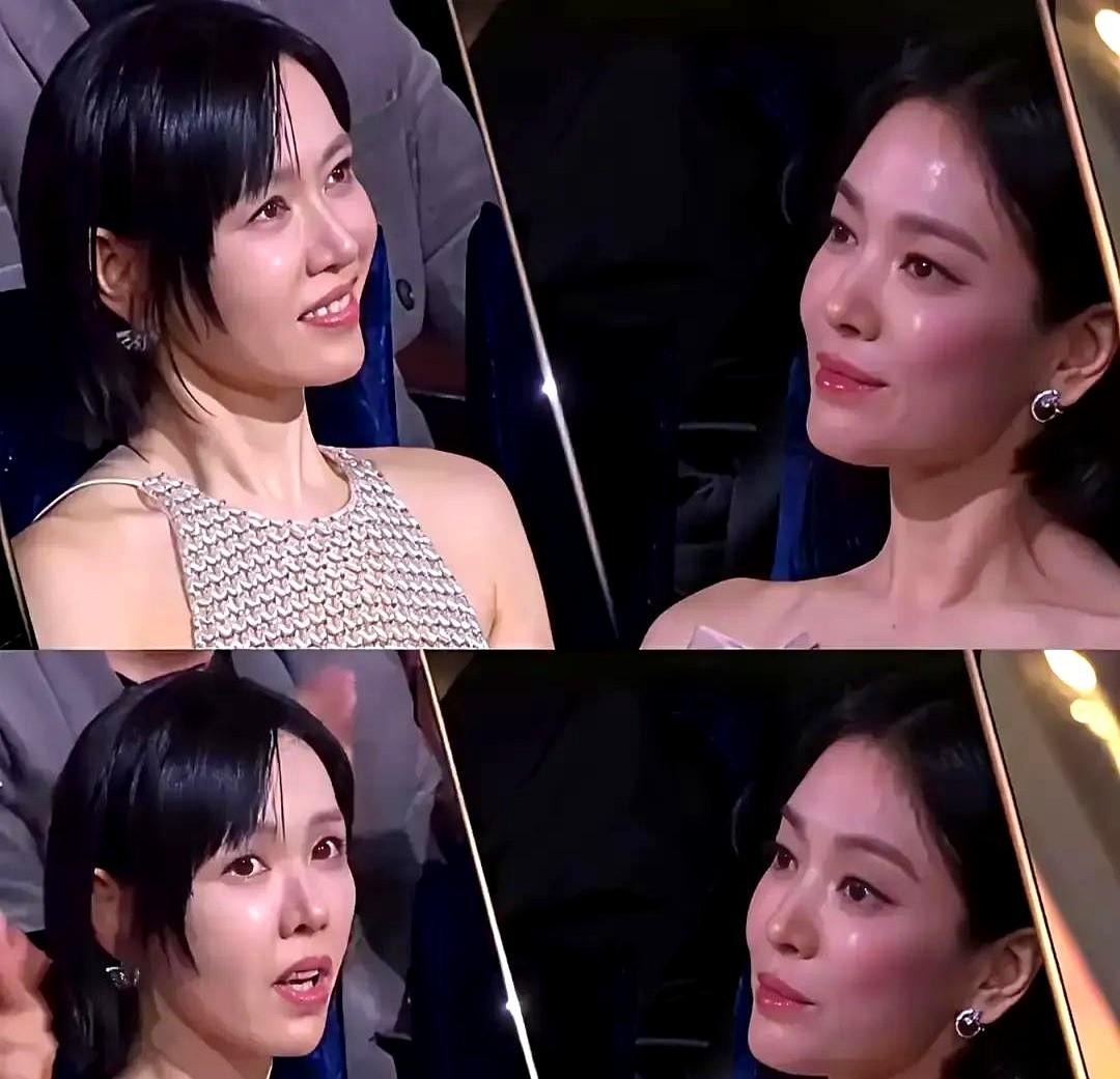 玄彬孙艺珍刚领完视帝视后，镜头一对准，两人就旁若无人地相视一笑。
这边正甜蜜，那