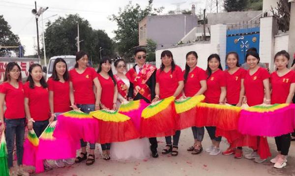 山西一对夫妻，生了11胎全是女儿，丈夫眼看妻子生不出儿子，无奈决定放弃，谁料，1