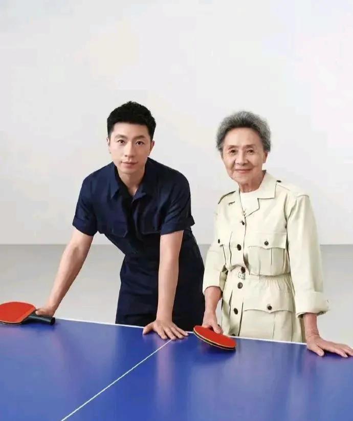 这一老一小太养眼了！
马龙和86岁的吴彦姝同框，这是老一辈娱乐明星在崇拜年轻的体