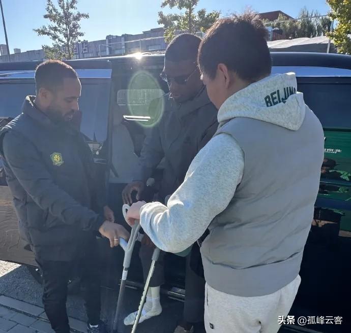 今日法比奥前往欧洲治疗，面对媒体采访他霸气宣称：待到回归之日我会变得更强大！
昨