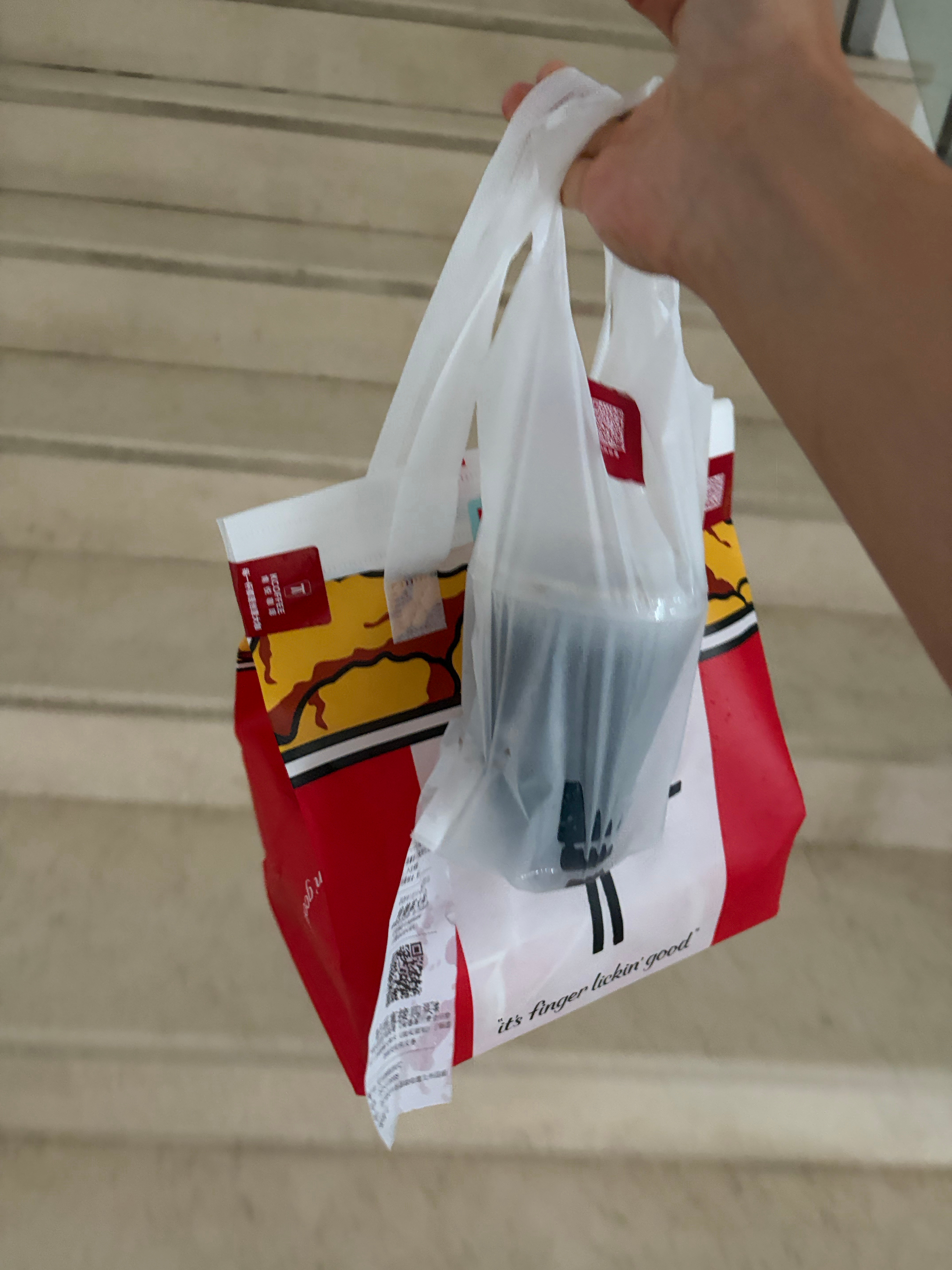 又吃上了炸鸡 