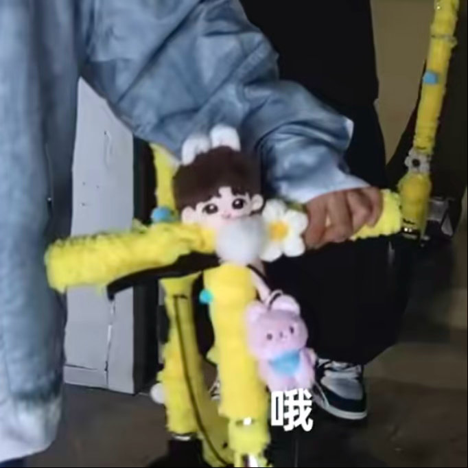 我家小学生的巧克力手套配上兔兔滑板车，辣条味更浓了