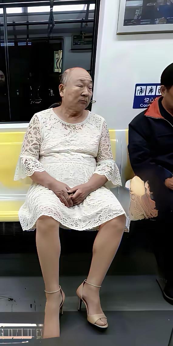 辣眼睛！大爷穿裙子不尴尬，让别人好尴尬？[祈祷][玫瑰][捂脸]

某地铁车厢，