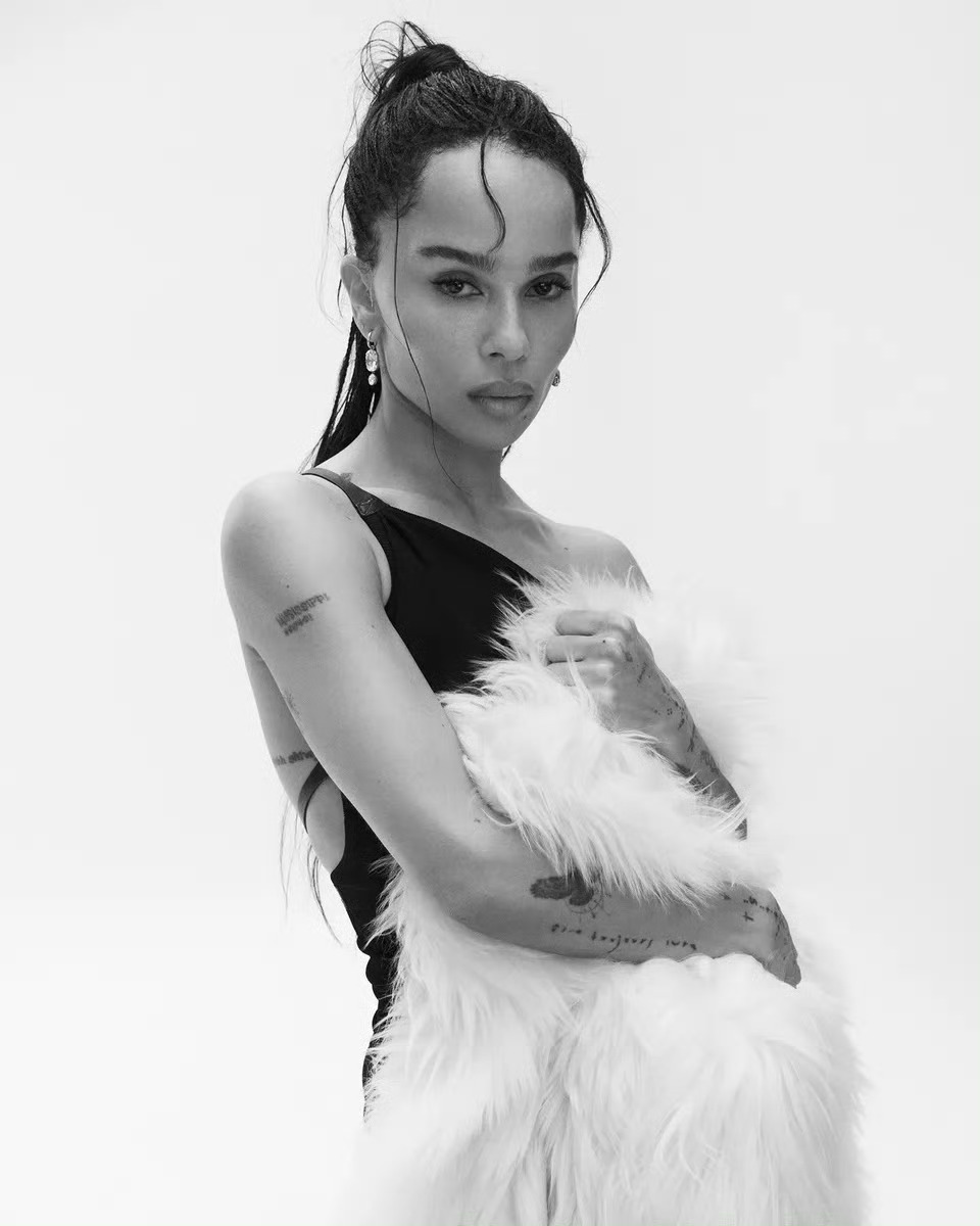 VOGUE UK 英国版七月刊封面人物，“猫女”Zoë Kravitz 穿着 S