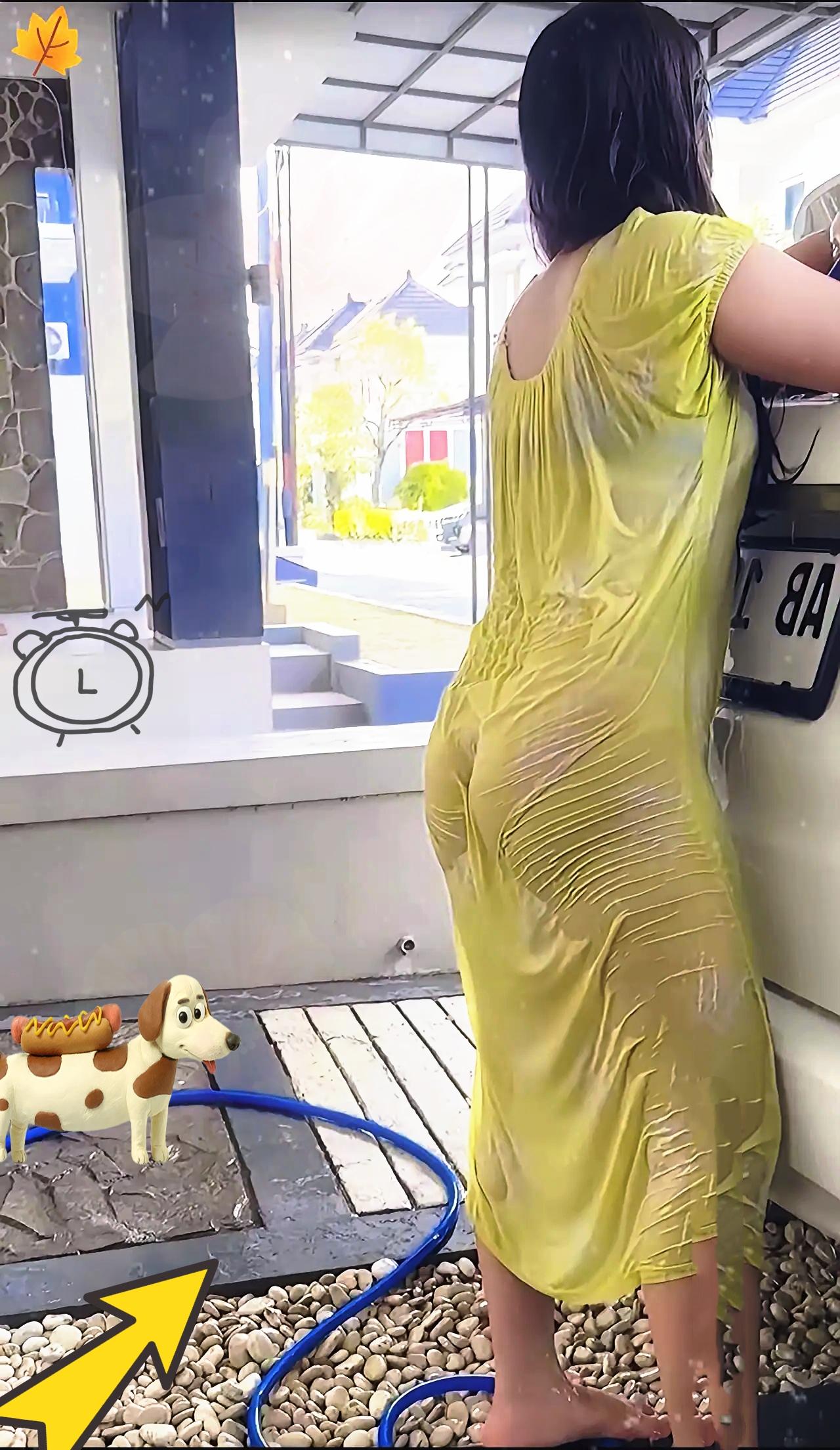 活久见！美女洗车洗到全身湿透，

衣服都贴在身上显轮廓，

车还没见多干净，人倒