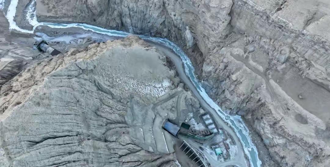 5月16日，新疆生产建设兵团第二师三十八团二期水利工程现场。随着最后一段岩体精准