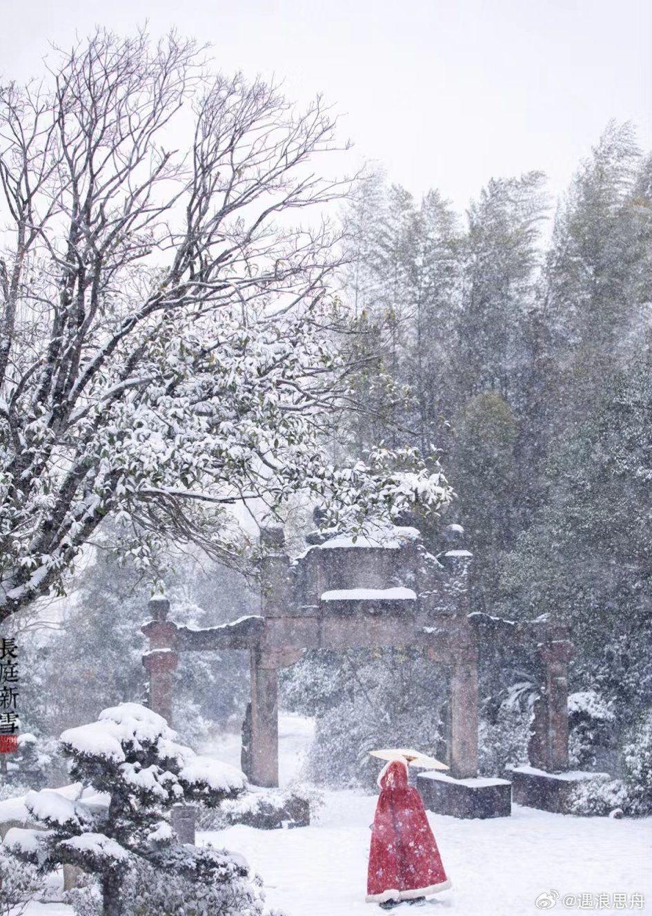 烟台暴雪下冒烟了听说你那里下雪了？檐角堆起薄霜，枝头缀满碎玉，漫天飞絮轻轻落，把