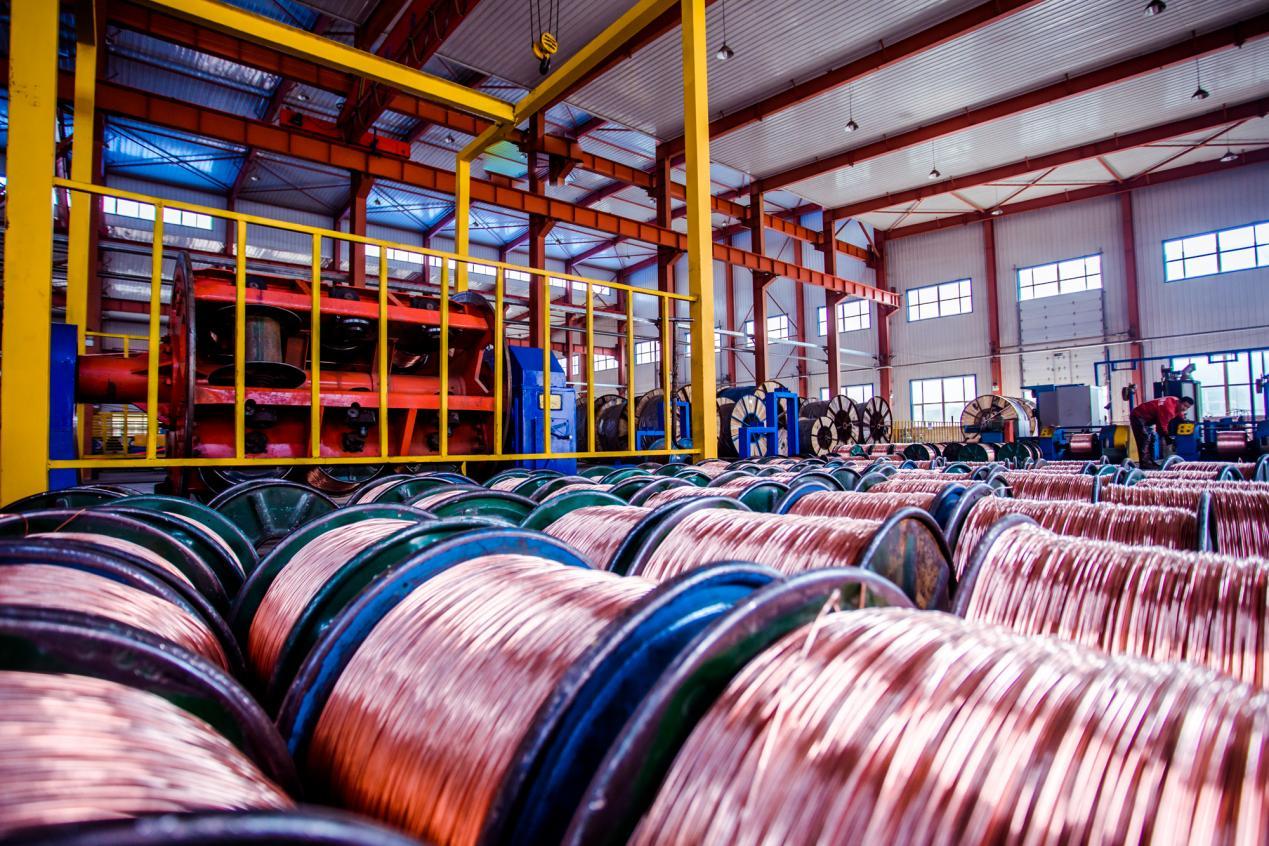 四万多吨铜，一夜之间，从亚洲的仓库里“蒸发”了。  
 
不是被偷了。是有人打了