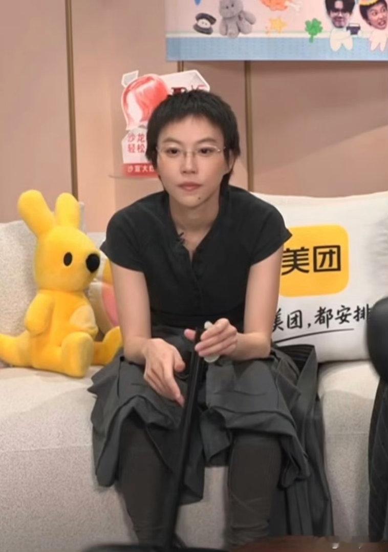 歌手直播窦靖童这期戴个眼镜要把我帅死吗！窦靖童妆造王菲窦唯仿妆而且还是王菲窦唯仿