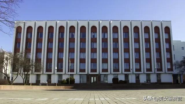 白俄罗斯外交部长雷任科夫在会晤中邀请中国外交部长王毅对白俄罗斯进行正式访问。
消