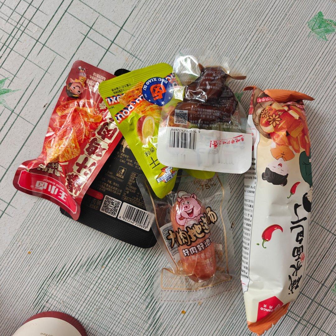 一觉睡醒了有一点饿吃点小零食啥的接着去睡觉 ​​​