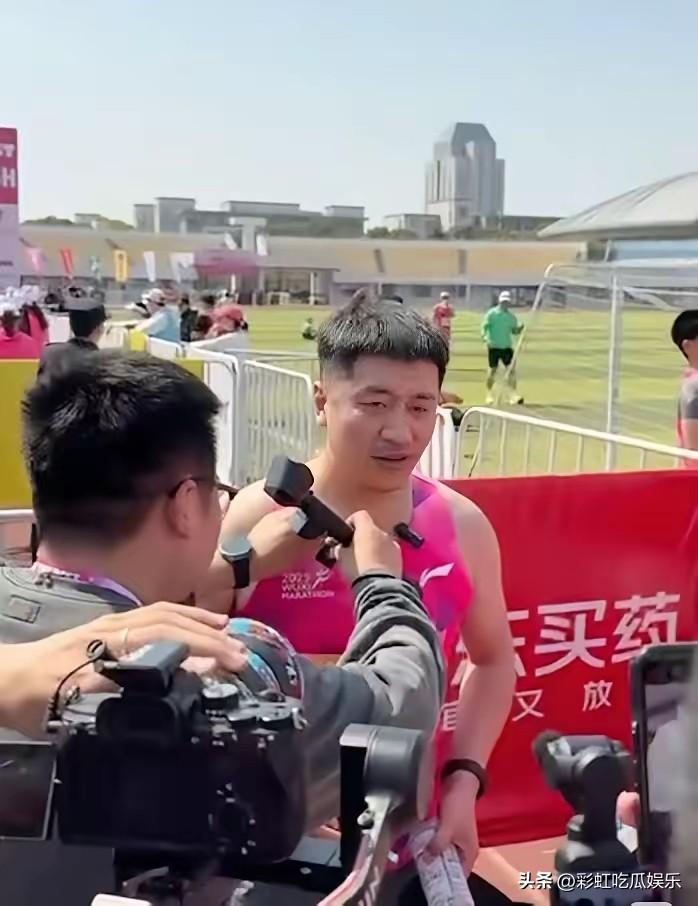 今年的无锡马拉松已经拒绝了他，体检结果不合格，提示他有心脏病，他就应该警觉，不能