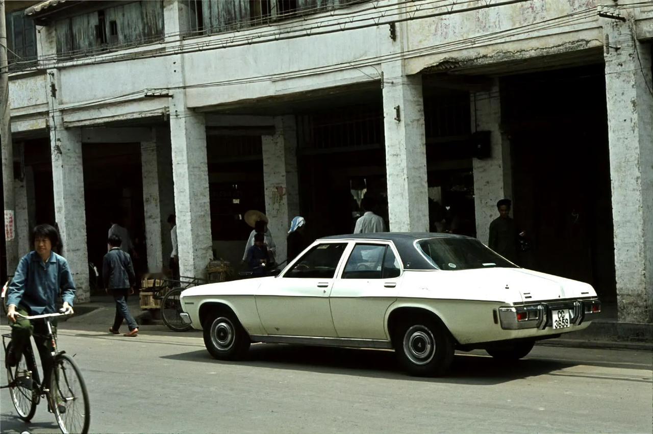 街边的汽车，深圳，1980年4月摄。
好像是香港来的。 ​​​