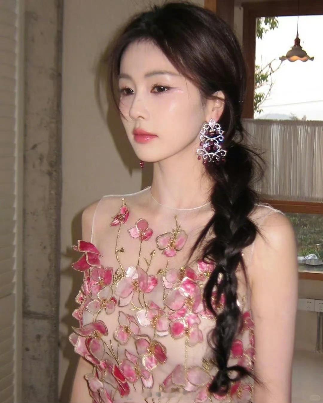 白鹿浙江跨晚造型浙江卫视跨晚的甜美造型拿捏了 