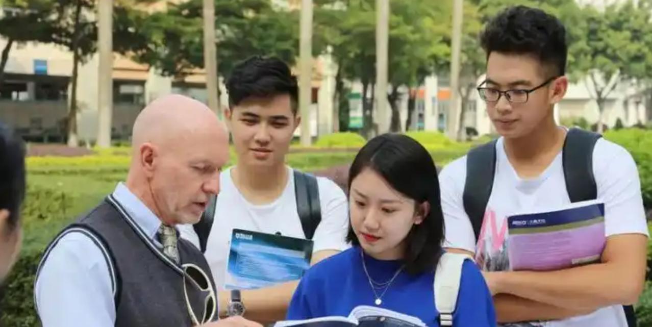 无证据即可举报中国留学生，美国国会掀起校园检举风潮。8月11日，美国众议院中国问