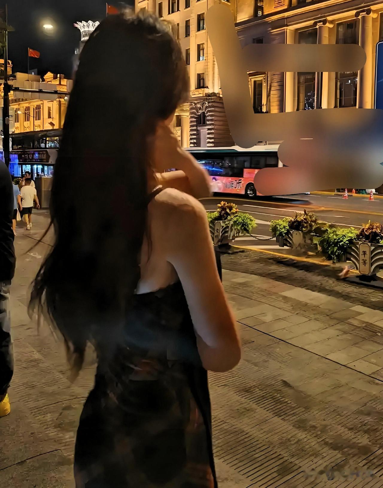 作大了！海南海口，女子在街边招 嫖，一便衣民警假扮客人询价，女子带他进了附近的出